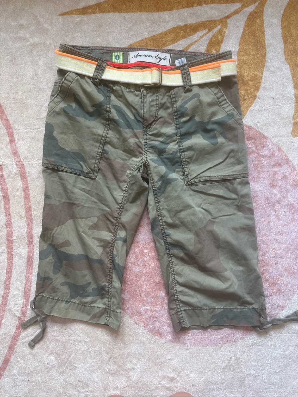 2002 Vintage American Eagle Camouflage Cargo Capris with Belt - Sz 0